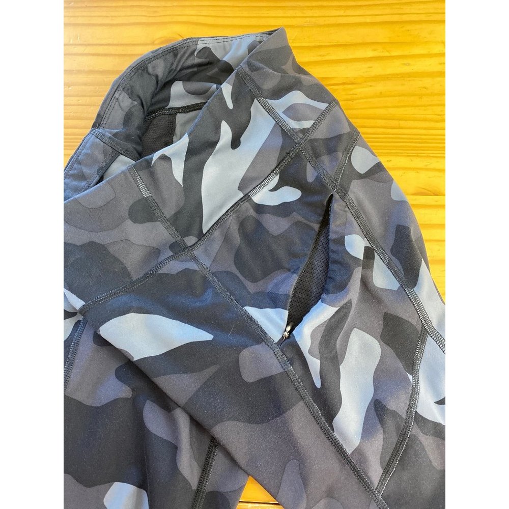 Athleta Camo Contender Leggings 7/8 Zip Pocket size S - Picture 9 of 13
